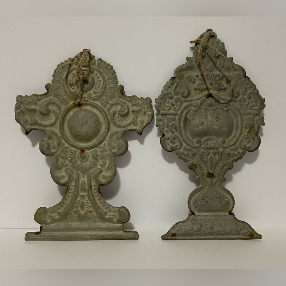 Set of 2 Metal Rustic Ornaments/Decor.